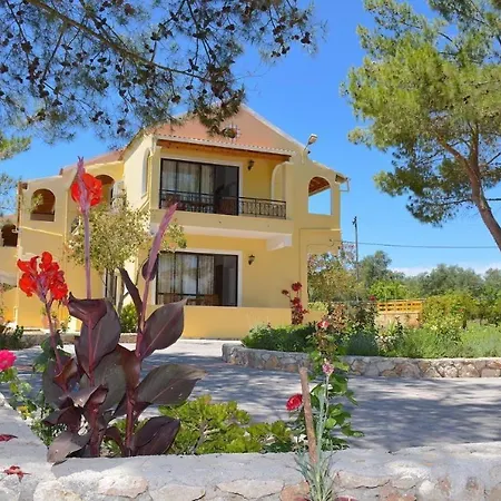 Apartment Alexandra 3 *